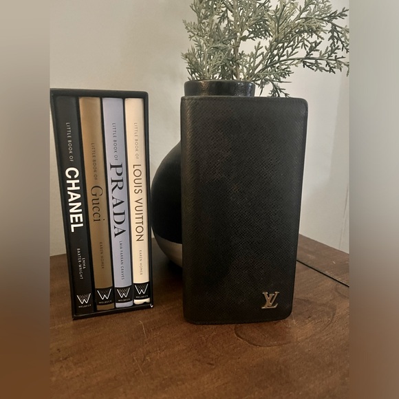 Louis Vuitton Taiga Brazza Wallet (with COA) - Picture 2 of 9